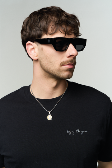 Mann mit Merkur Sonnenbrille 