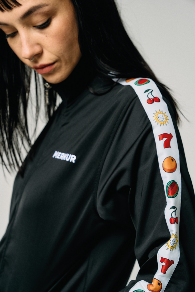 Frau mit Merkur Trainingsjacke 