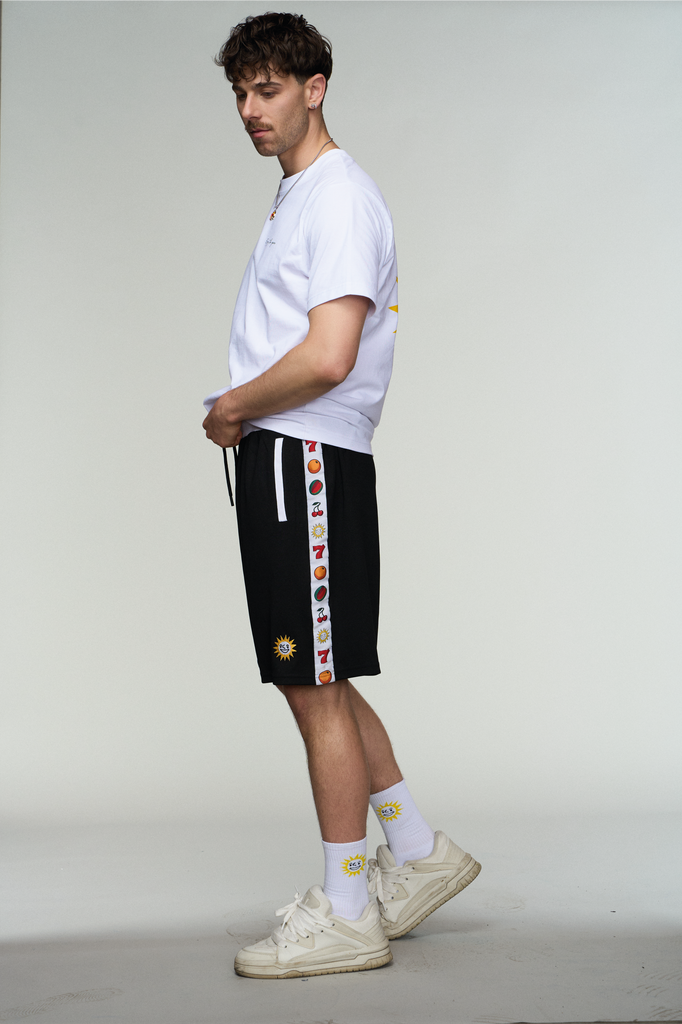 Mann mit Merkur Basketball Shorts