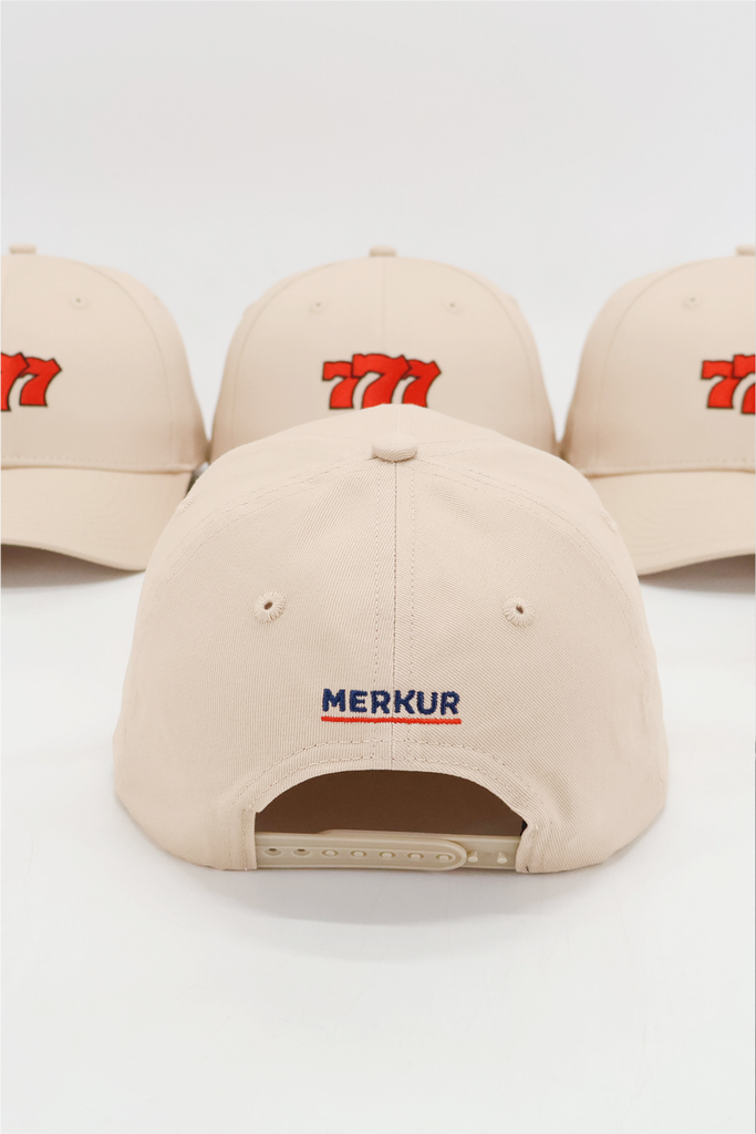 Frau trägt Beige Cap mit 777 Stick 