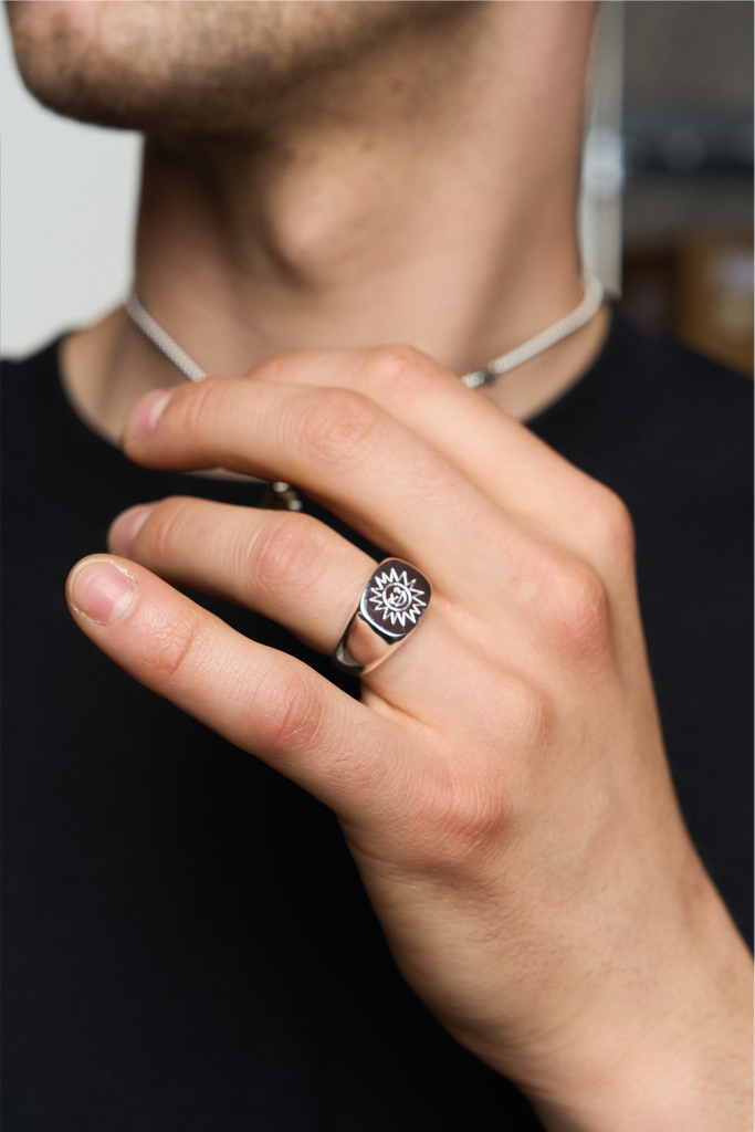 Hand mit Merkur Ring 